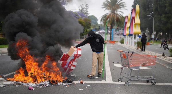 按天配资网之家 特朗普：洛杉矶骚乱事件是“外国入侵”，国民警卫队将留在洛杉矶，直到没有危险为止！最新民调显示......